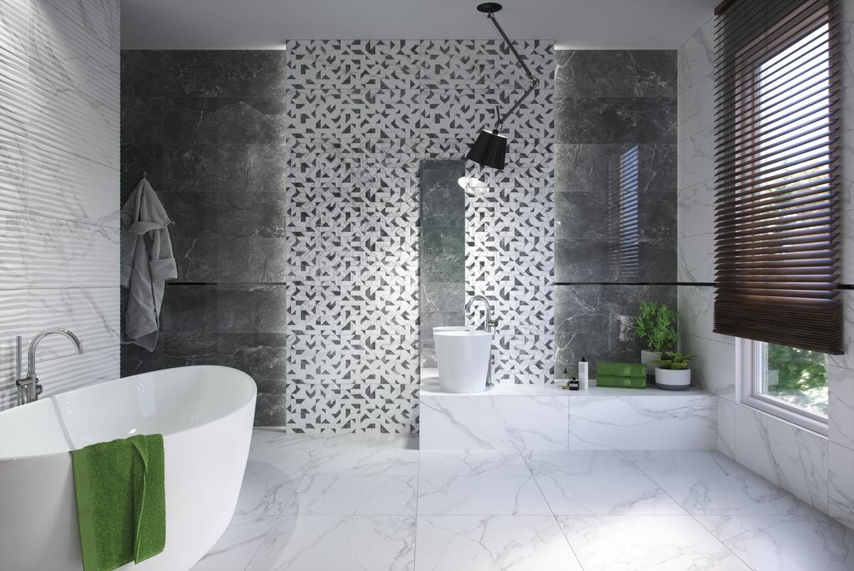 Geometryczne dekory w biało-szarej łazience Azario Bireno.